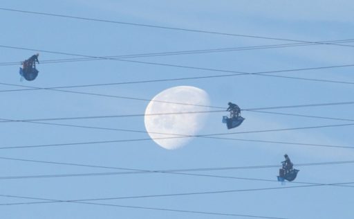 ちょっと寄り道・・・（ラインマンによる送電線工事に感動）